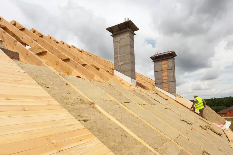 Professionnel pour isolation d'une toiture par l'extérieur par soufflage, Arras, Doinet Couvertures
