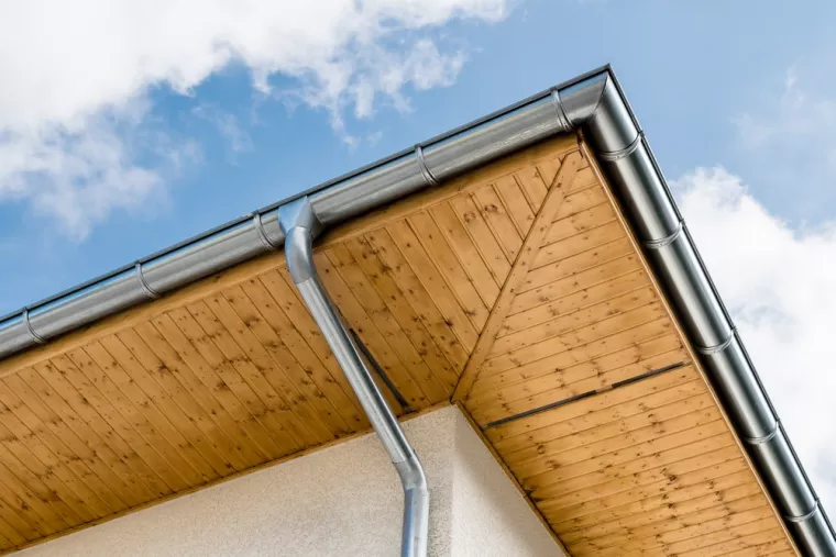Professionnel pour pose de gouttières en zinc sur toiture terrasse de 21 m² de surface, Arras, Doinet Couvertures